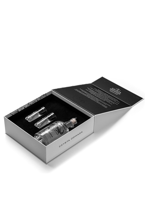 Zestaw prezentowy z alkoholem Czysta Odwaga wódka ziemniaczana 700 ml + 2 kieliszki w eleganckim pudełku